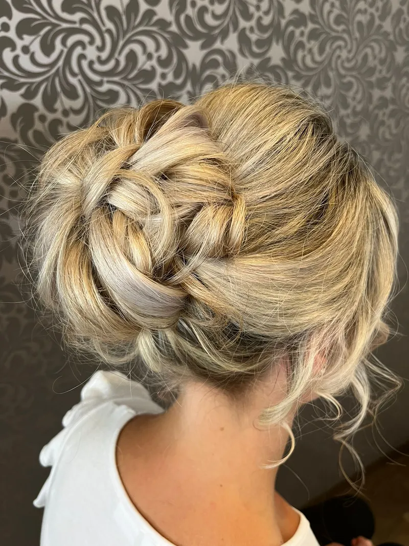 Braut mit hochgesteckter Frisur und Haarschmuck