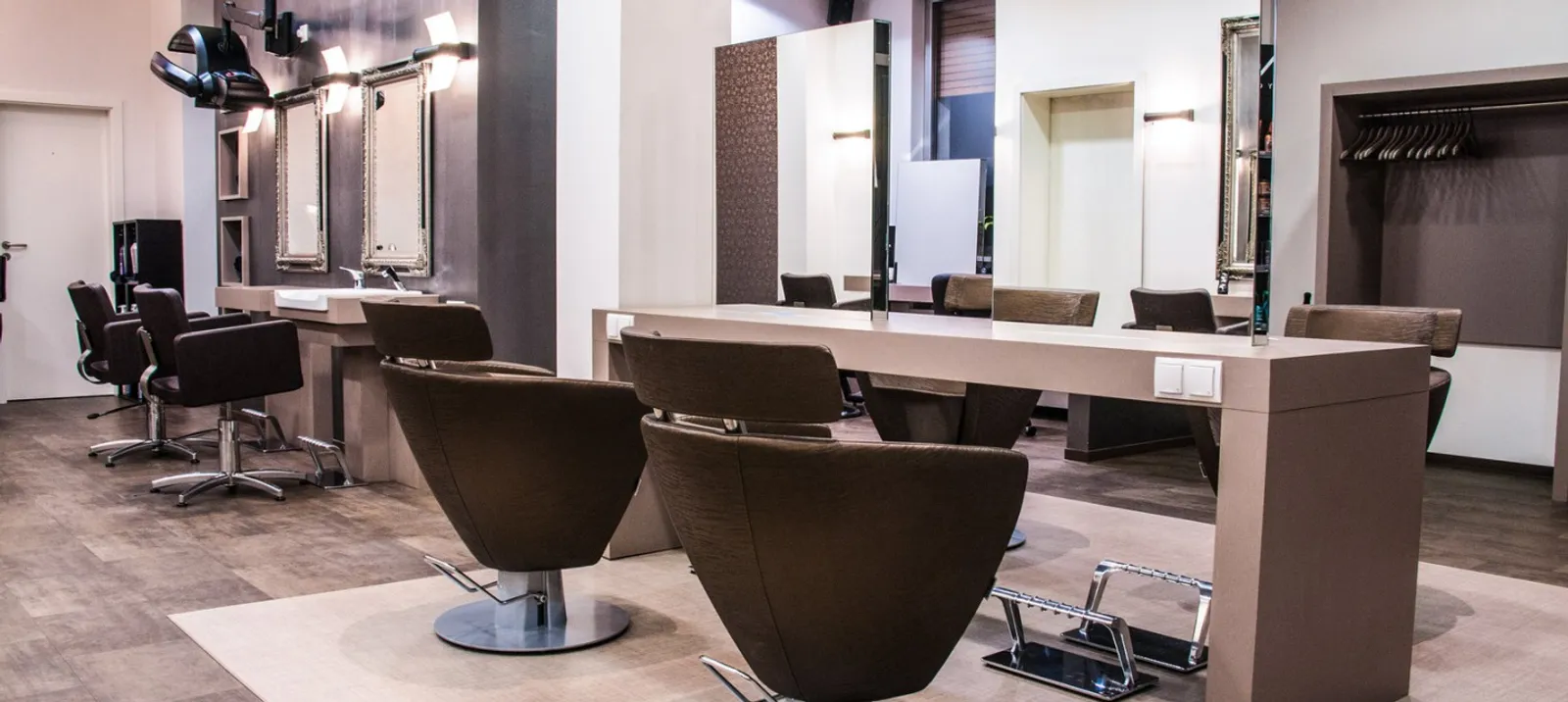 Blick in den Salon von Mon Coiffeur mit Bedienplätzen und Spiegeln